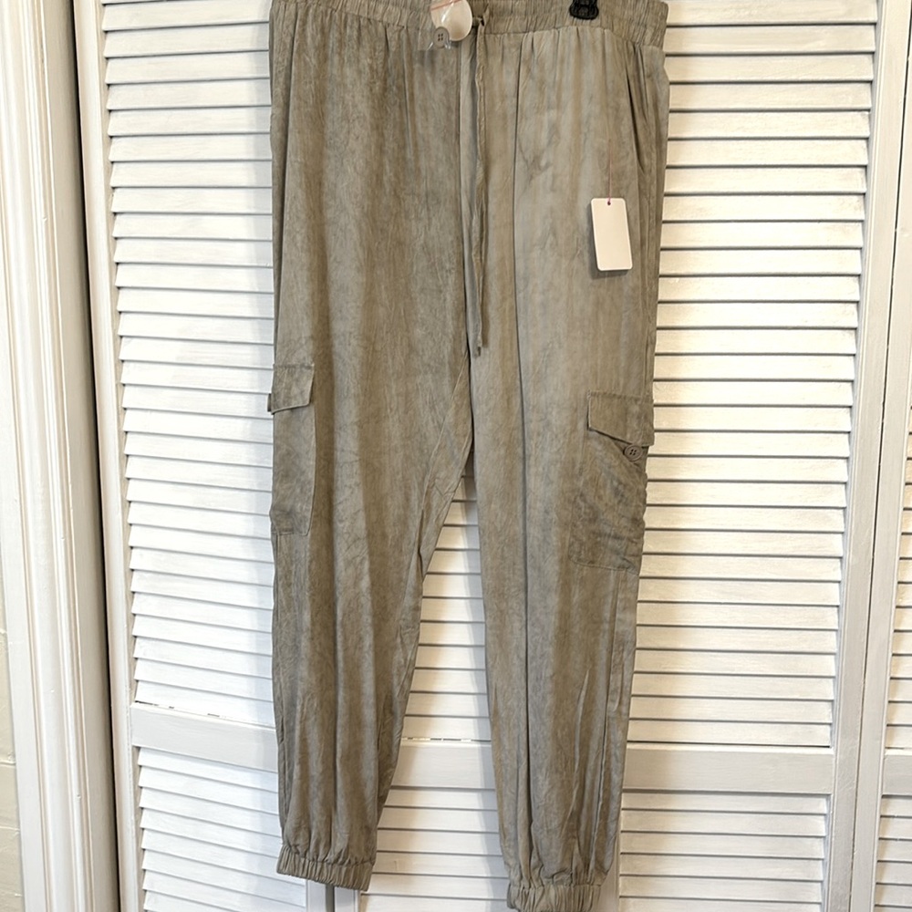 NWT comfy cargo joggers size lg